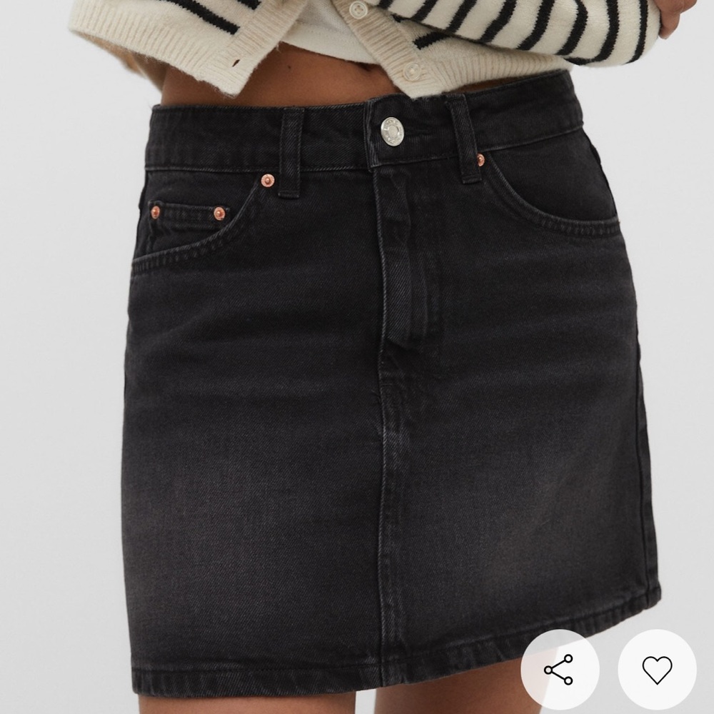 BLACK DENIM MINI SKIRT NEVER WORN! Size 8 stretchy form fitting material.